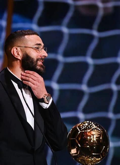 L'orologio di Benzema è assurdo: ha un Pallone d'Oro all'interno.